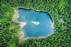 Озеро Синевир — одне з семи чудес України у серці Карпат